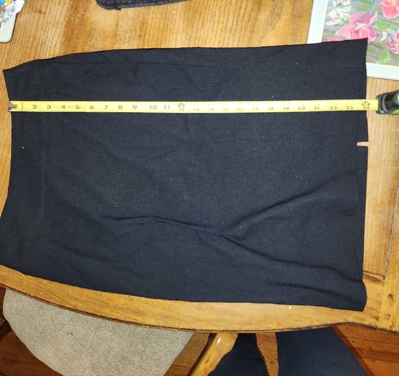 RAFFINALLA Elegant Black Textured Pencil Skirt - Picture 7 of 10